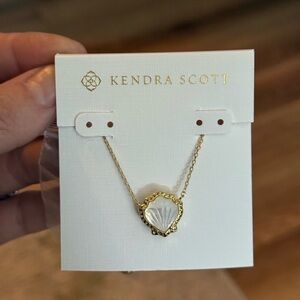 NWT Kendra Scott Gold and White Shell Pendant Necklace